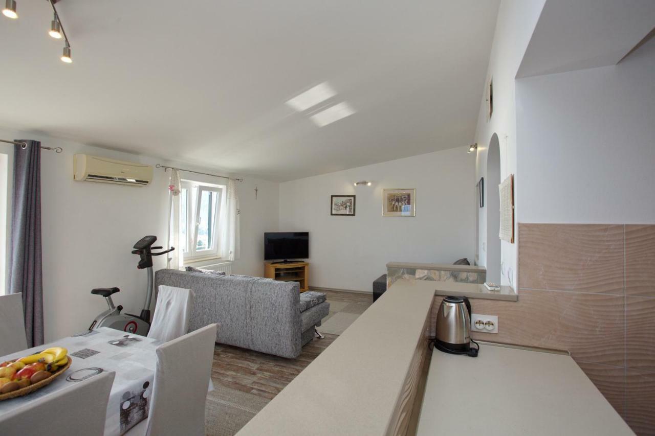 Apartment Lelas Омиш Экстерьер фото